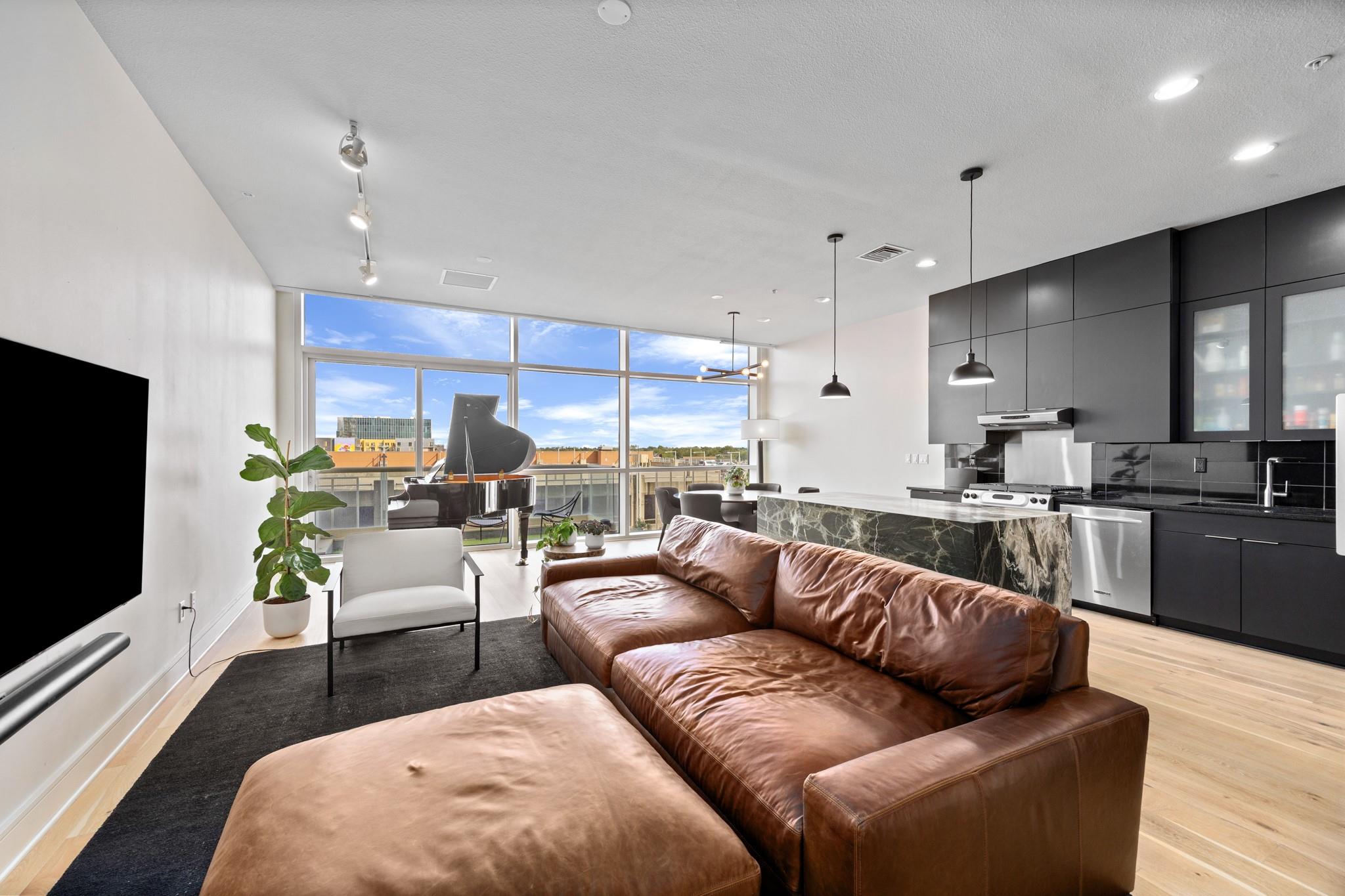 555 E 5th St · #521