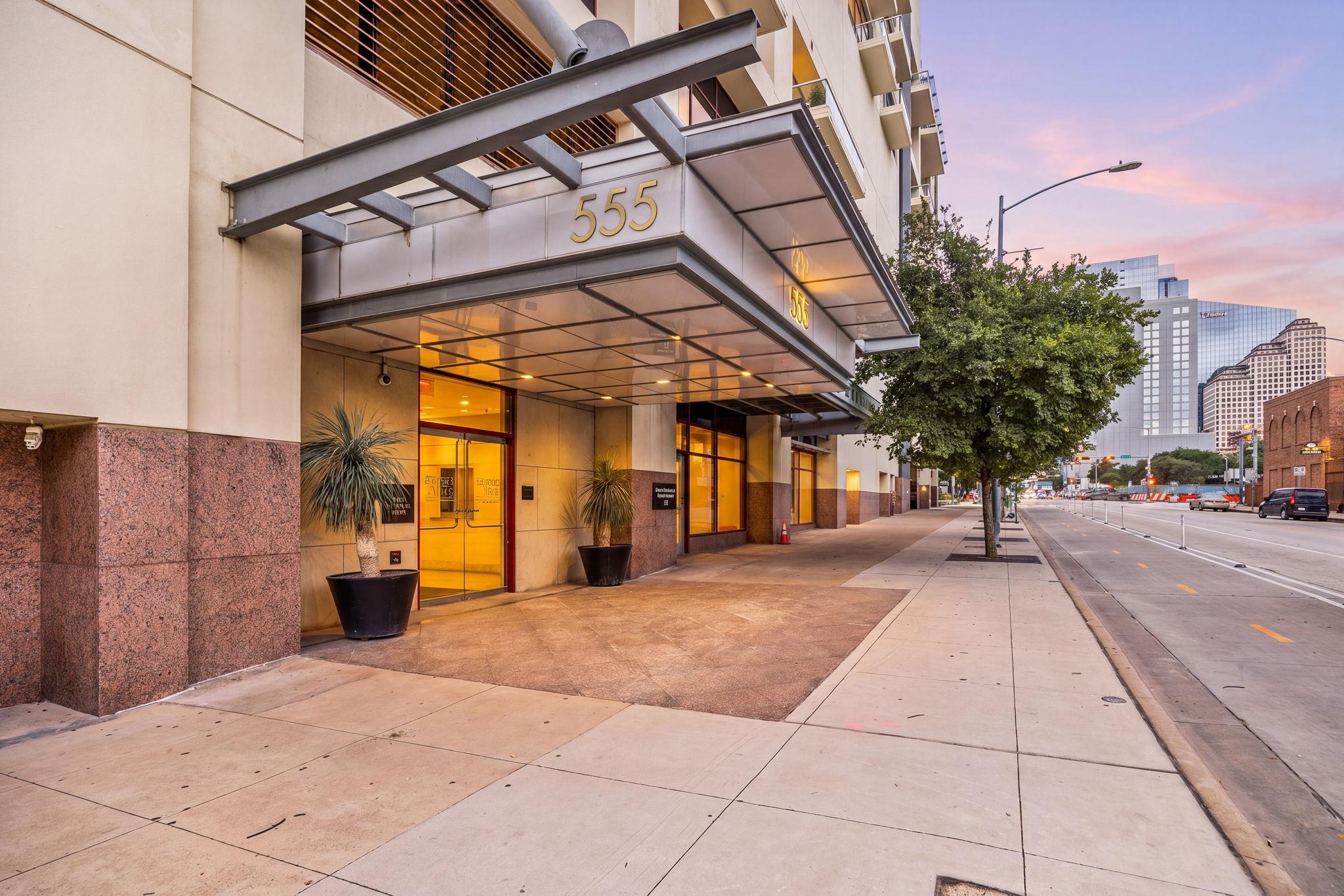 555 E 5th St · #903