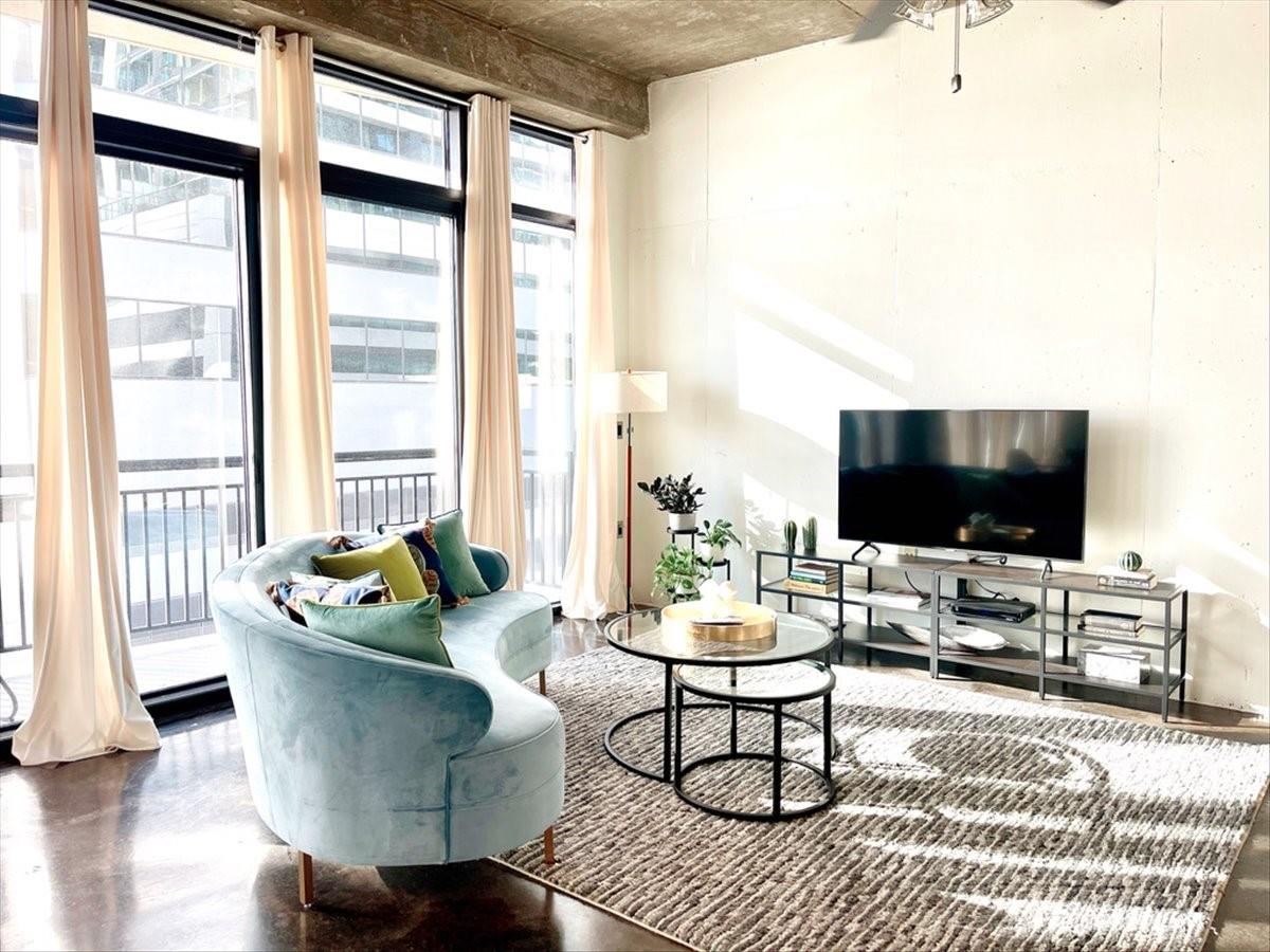 311 W 5th St · #806