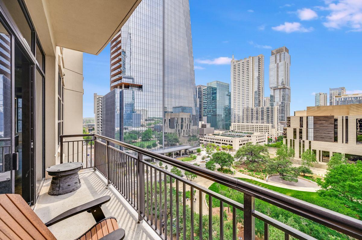 311 W 5th St · #1002