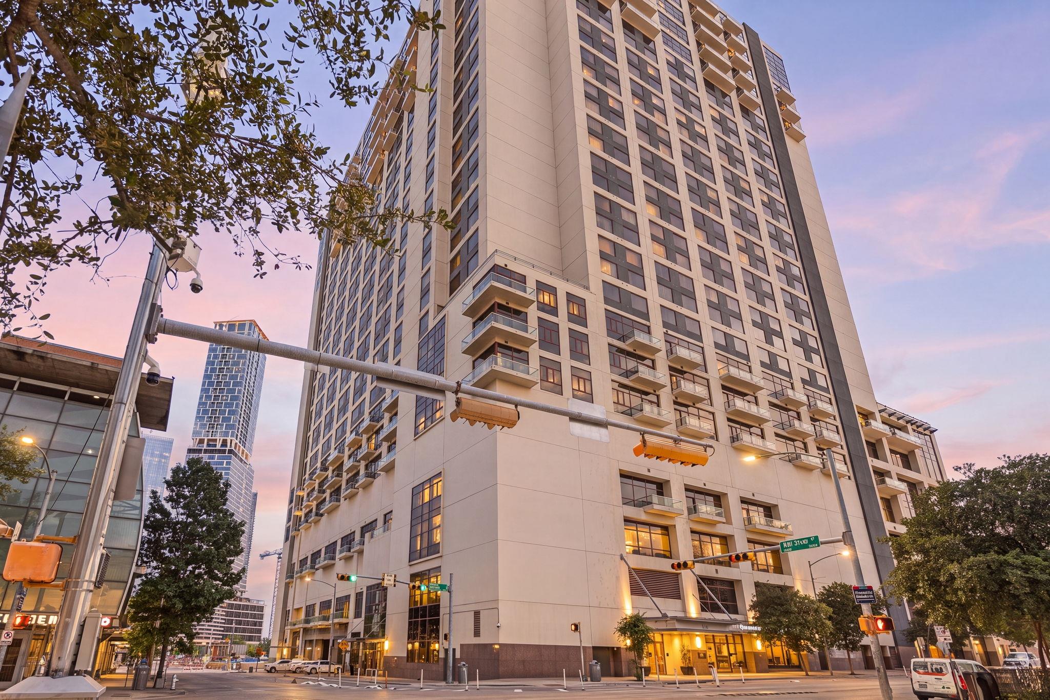 555 E 5th St · #527